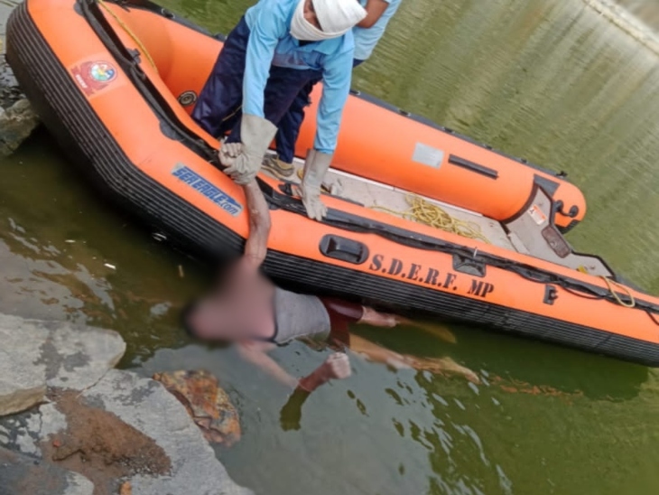 The young man drowned in a mine pit | खदान के गड्ढे में डूबे युवक का शव ...