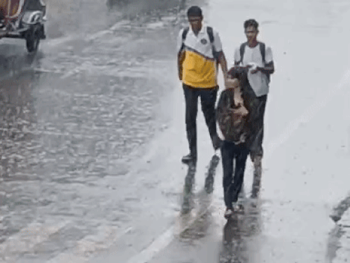 सीकर में बारिश के बीच भीगते स्टूडेंट्स।