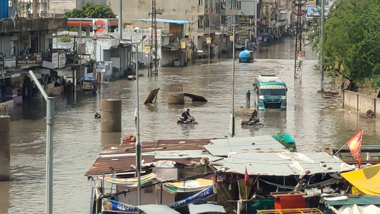 सीकर में नवलगढ़ रोड पर डेढ़ फीट तक जलभराव हो गया।