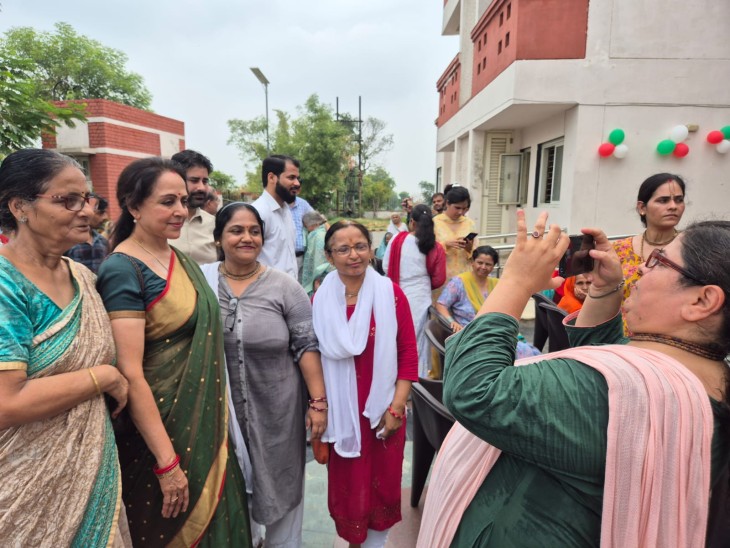 महिलाओं ने सांसद हेमा मालिनी के साथ फोटो भी खिंचवाए।