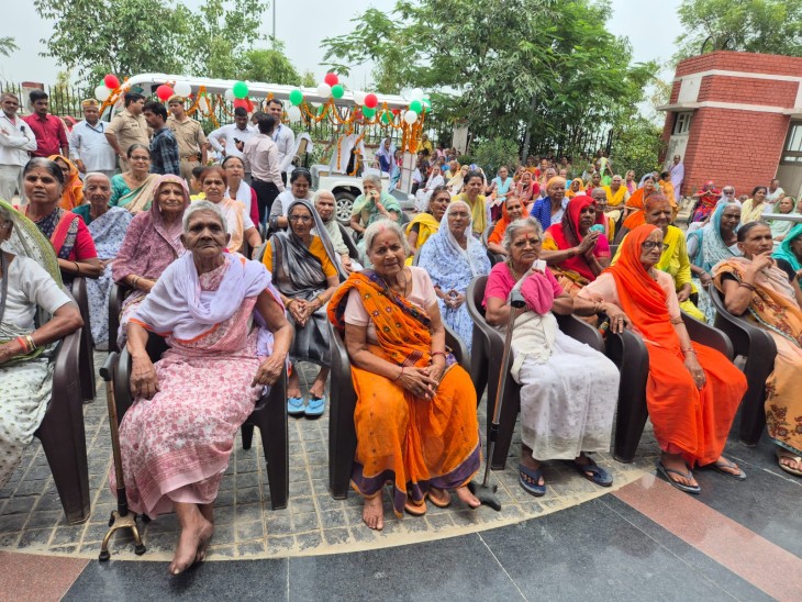 सांसद हेमा मालिनी ने वहां रह रही महिलाओं से हालचाल जाना।
