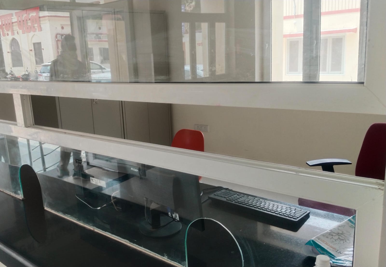 दोपहर एक बजे पंजीकरण काउंटर बंद किया गया।