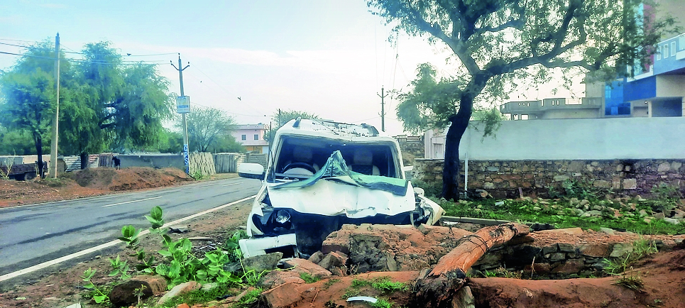 The speeding car lost control and hit the pole | तेज रफ्तार कार ...