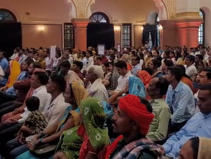 कार्यक्रम में शामिल होमस्टे संचालक एवं अन्य ग्रामीण।