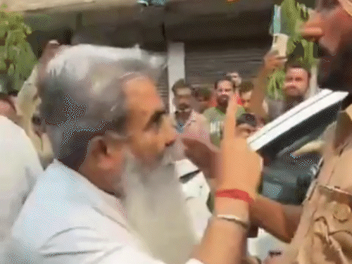 पुलिस और कांग्रेस उम्मीदवार भारत भूषण आशु के बीच होती बहस। - Dainik Bhaskar