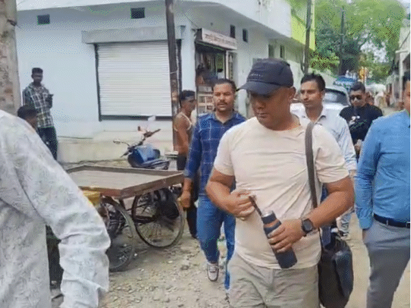 शिलॉन्ग पुलिस के तीन अधिकारी सोनम के घर पहुंचे हैं।