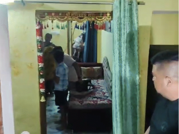 ये पुलिस अधिकारी सोनम के भाई और मां से पूछताछ कर रहे हैं।