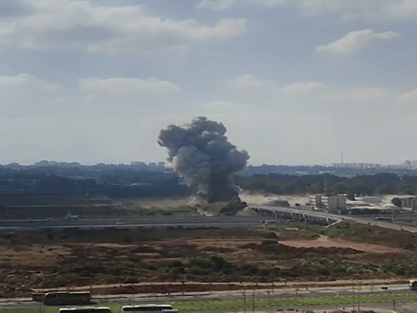 इजराइल के रमत हशरोन शहर के मिलिट्री ठिकाने के पास ईरानी हमले का फुटेज। - Dainik Bhaskar