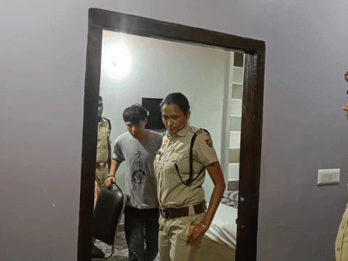 रेवाड़ी के होटल में कमरों में छानबीन करती पुलिस। - Dainik Bhaskar