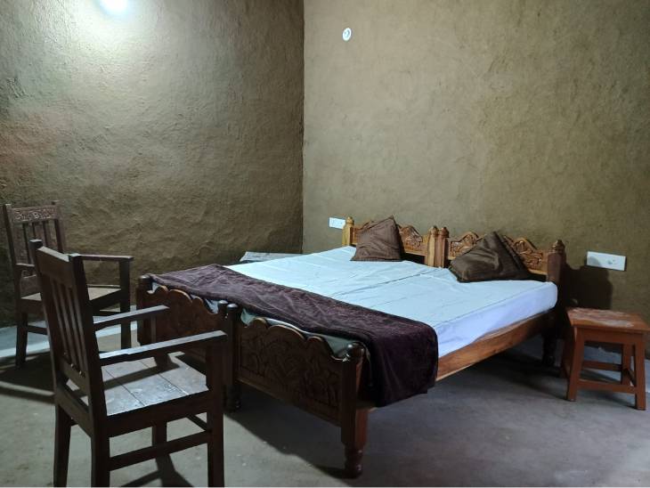 कच्चे घरों में बने होम स्टे में बेड, कुर्सियां, डाइनिंग टेबल भी होते हैं।