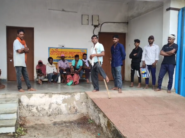 प्रतापगढ़ जिला अस्पताल की मॉर्च्युरी के बाहर बैठे परिजन।