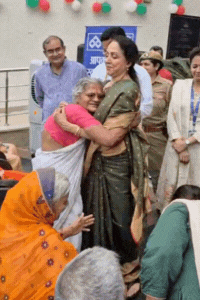 बुजुर्ग महिला ने हेमा मालिनी को गले लगा लिया। कहा, आपसे मिलकर बहुत अच्छा लगा।