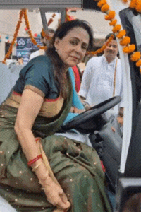 गोल्फ कार्ट का शुभारंभ करती सांसद हेमा मालिनी।