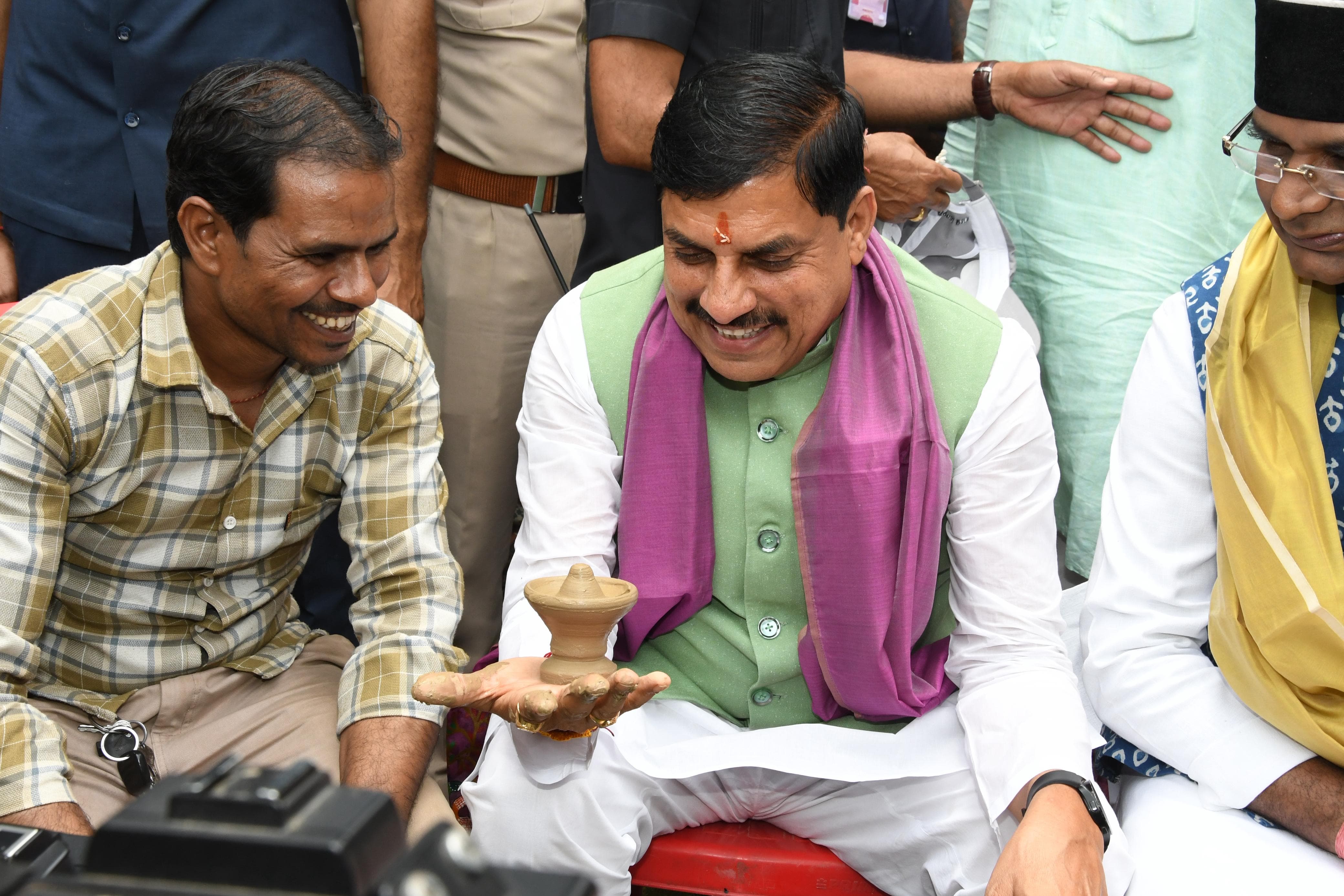 प्रदर्शनी के दौरान मिट्टी के बर्तन देखते हुए मुख्यमंत्री।