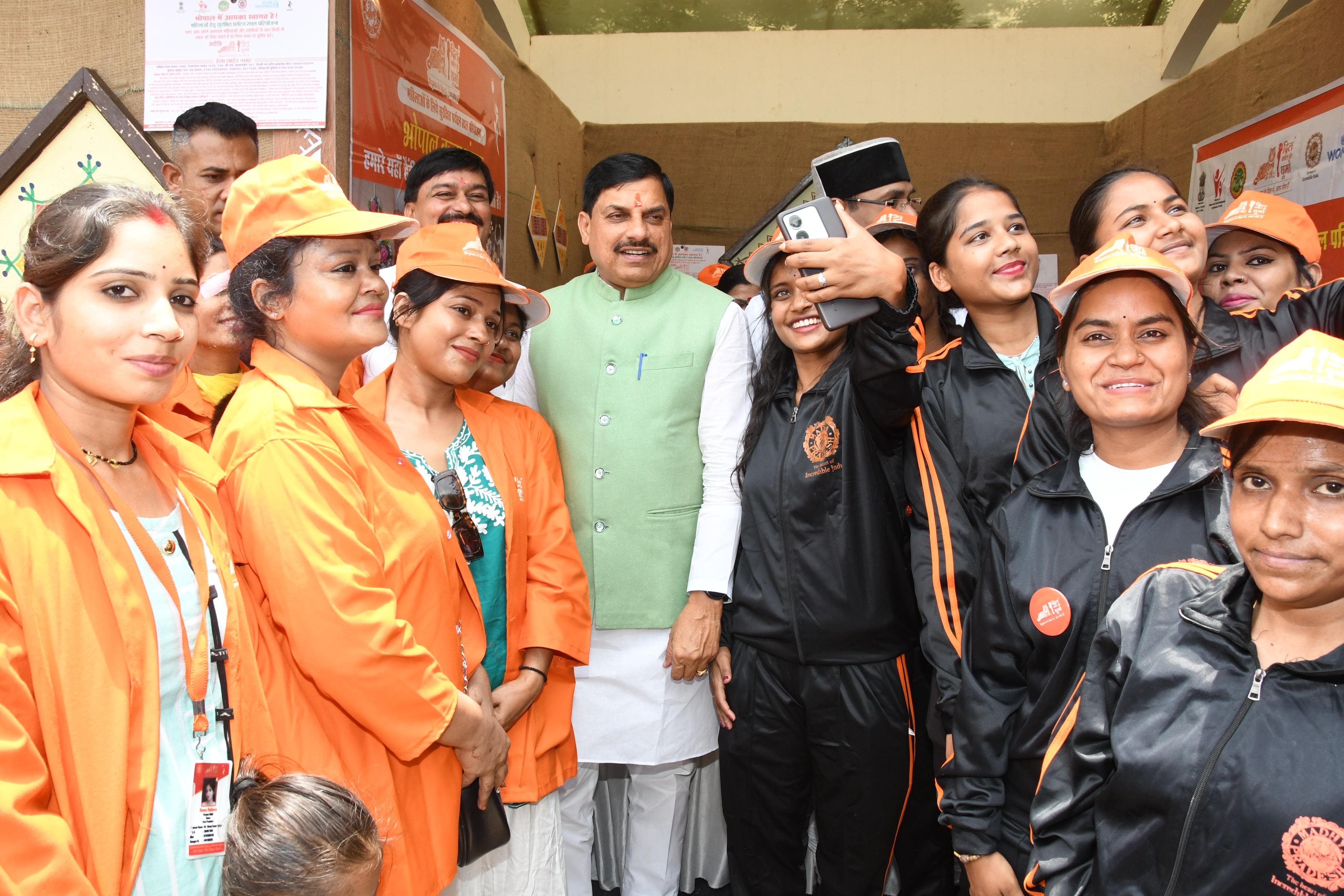 होमस्टे चलाने वाले कार्यकर्ताओं के साथ मुख्यमंत्री डॉ. मोहन यादव।