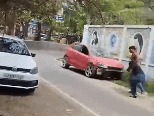 युवक लड़की को खींच कर थाने की ओर ले जाती हुई।