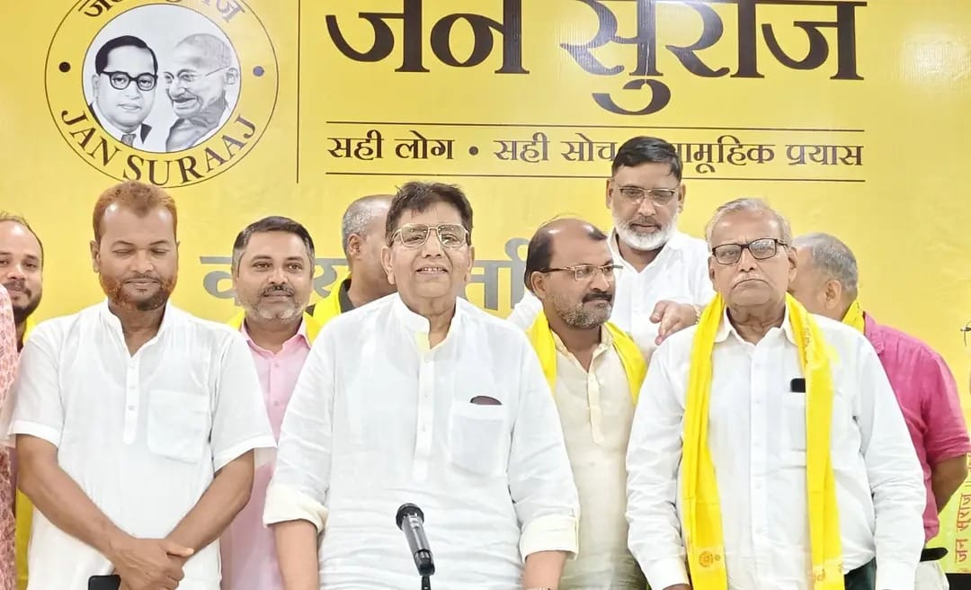 पूर्णिया में जन सुराज के राष्ट्रीय अध्यक्ष पार्टी के नेताओं के साथ।