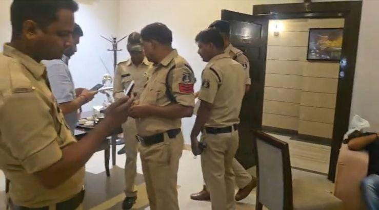 पुलिस ने होटल में दबिश देकर ली तलाशी।
