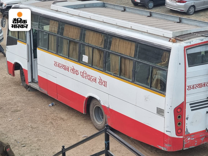उदयपुर के बेकरिया थाना क्षेत्र में पुलिस ने एक बस से परीक्षार्थियों को गिरफ्तार किया था। इनके कब्जे से सॉल्व पेपर मिले थे।
