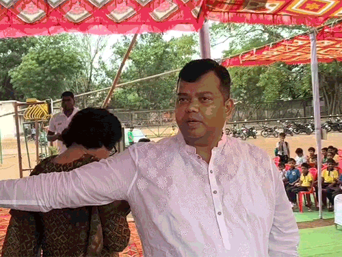 नाराजगी जताते हुए विधायक कार्यक्रम छोड़कर लौट गए।