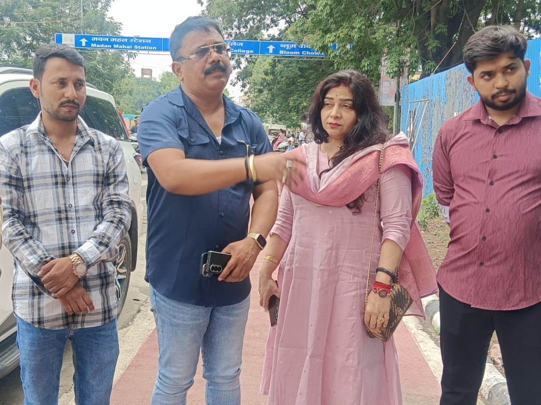सुजीत सिंह के साथ कार में पत्नी, बेटे, एक साथी और ड्राइवर भी थे।