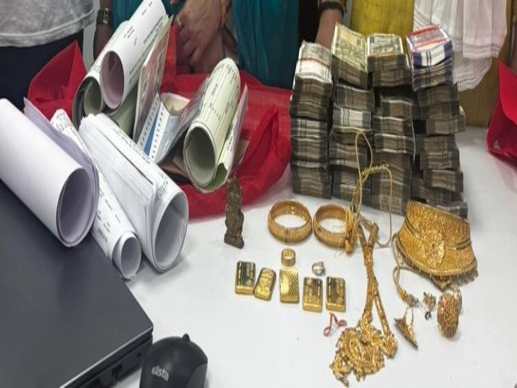 आरोपियों के पास से 1 करोड़ 65 लाख की संपत्ति बरामद की गई है।