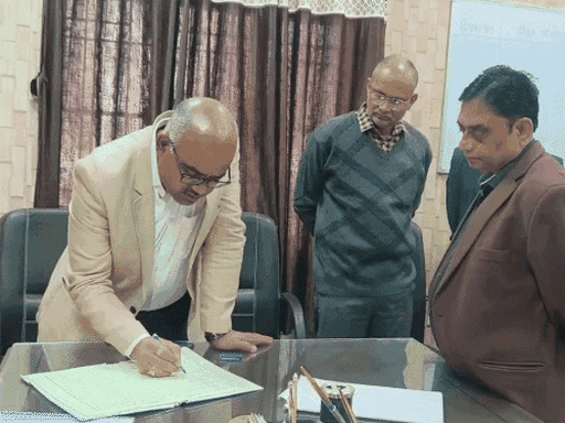 5 फरवरी को सीएमओ कार्यालय पर डीएम ने छापा मारा था। तब सीएमओ समेत 34 अधिकारी-कर्मचारी गैरहाजिर मिले थे।
