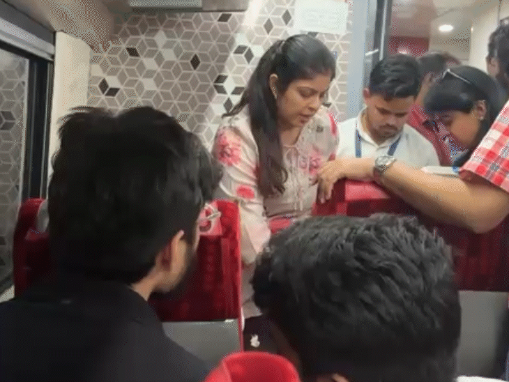 ट्रेन में हुई मारपीट के बाद यात्रियों में दहशत फैल गई।