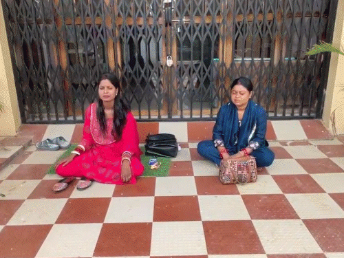 छत्तीसगढ़ के बालोद में तहसीलदार की पत्नी और उसके छोटे भाई की पत्नी घर के बाहर 4 दिन से बैठी। - Dainik Bhaskar