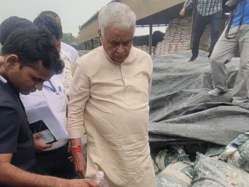 उमरड़ा स्थित पटेल फास्फोरस कंपनी में निरीक्षण करते हुए मंत्री किरोड़ीलाल मीणा।