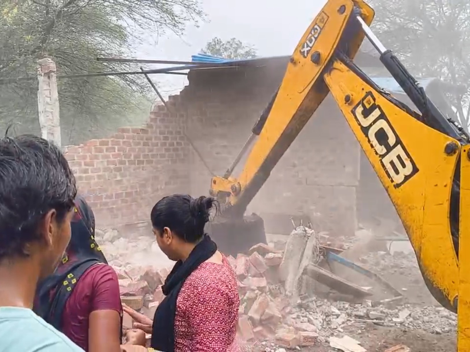 जेसीबी से हटाया गया अतिक्रमण।