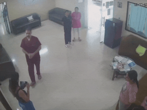 नशा करने के बाद महिला को थप्पड़ मारता हुआ डॉक्टर।