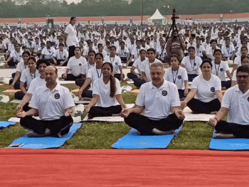 मंत्री बलबीर सिंह के साथ अन्य योगा करते हुए।