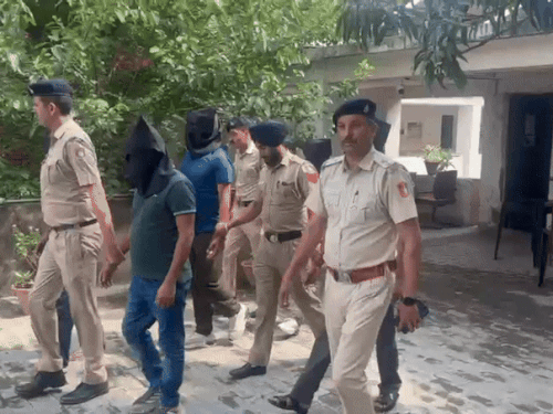 आरोपियों को ले जाती पुलिस।