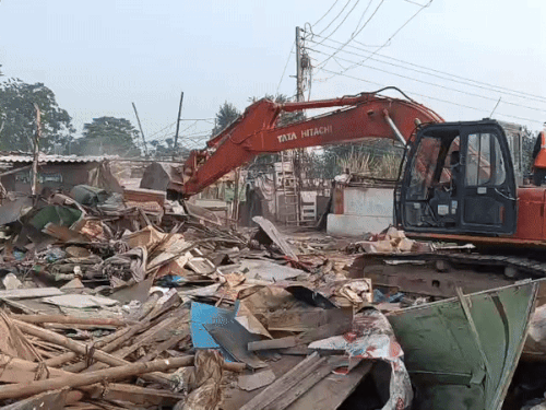 जेसीबी कालोनी मे बने अवैध निर्माण को तोड़ते हुए। - Dainik Bhaskar