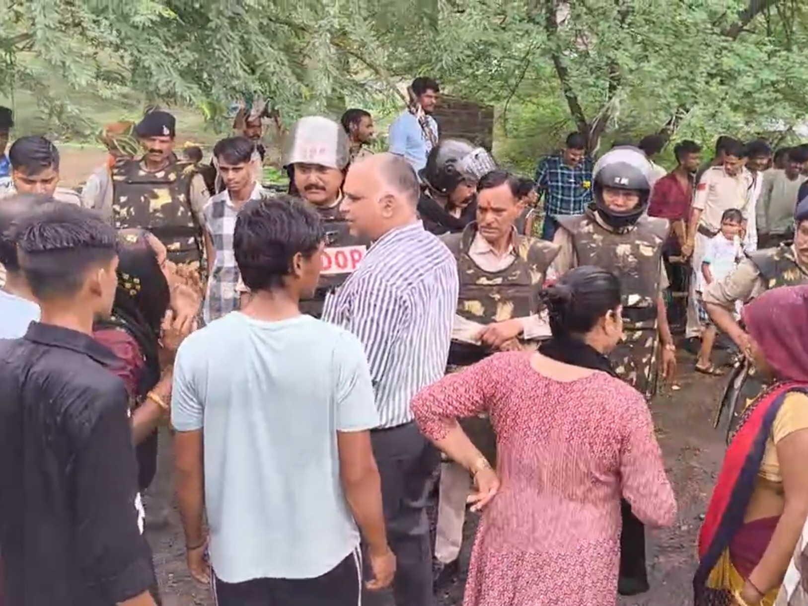 सुबह जेसीबी मशीनों के साथ पुलिस टीम मौके पर पहुंची।