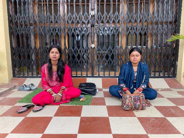 बालोद में गुप्ता परिवार की दो बहू पिछले 4 दिन से अपने ससुराल के बाहर बैठी हैं।