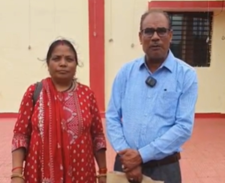 बड़ी बहू रेणु गुप्ता और छोटी बहू वंदना गुप्ता के सास ससुर थाने में शिकायत दर्ज कराने पहुंचे।