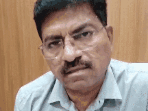 यह तस्वीर CMO डॉ. हरी दत्त नेमी की है। इन्हें सस्पेंड कर दिया है।