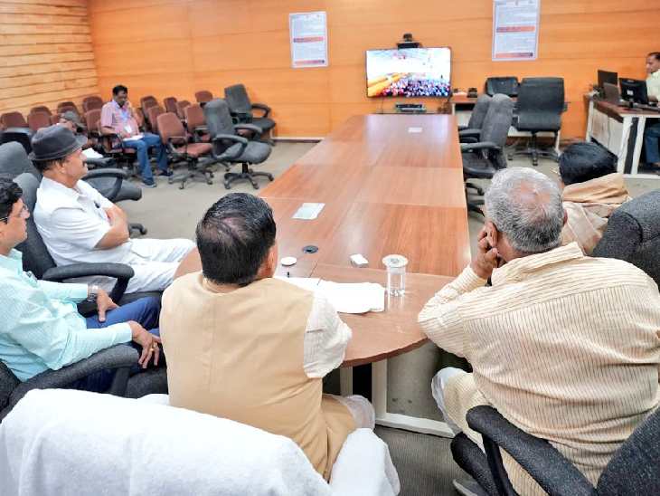 सीएम डॉ. मोहन यादव वीडियो कॉन्फ्रेंसिंग के जरिए बड़वानी के कार्यक्रम में शामिल हुए।