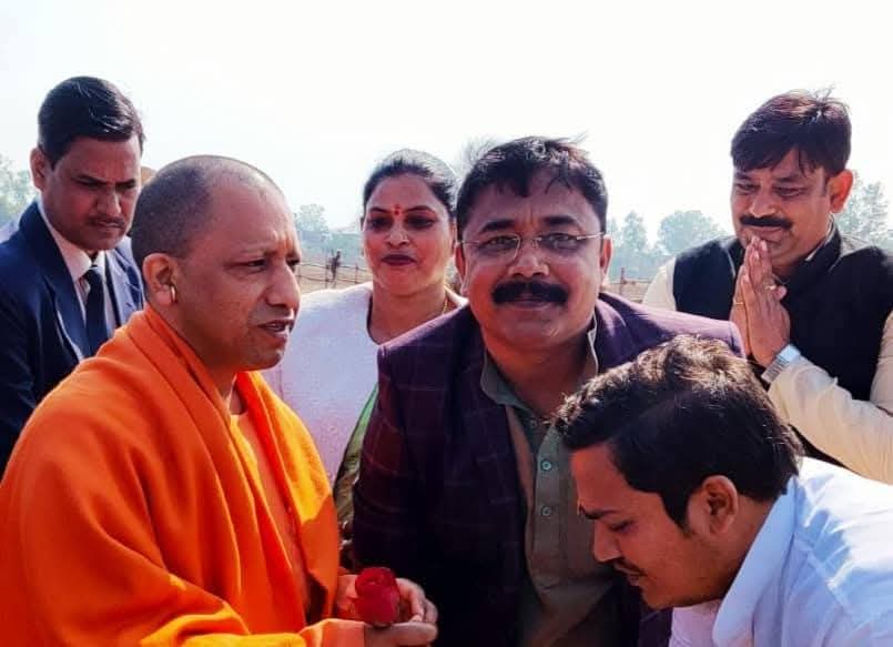 एक कार्यक्रम के दौरान सीएम योगी का स्वागत करते सुजीत कुमार।