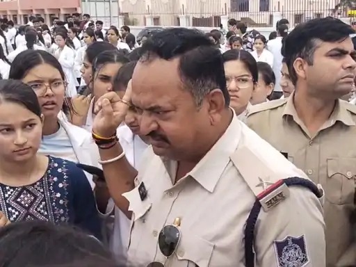 पुलिस की समझाइश के बाद छात्रों ने जाम खत्म किया। वे सर्विस रोड पर बैठ गए।