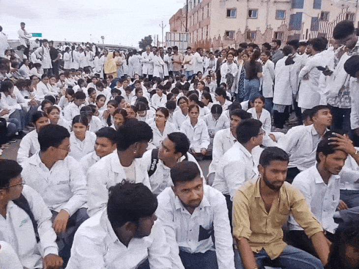 प्रदर्शनकारी स्टूडेंट्स ने शिप्रा-उज्जैन बायपास पर जाम लगा दिया था।