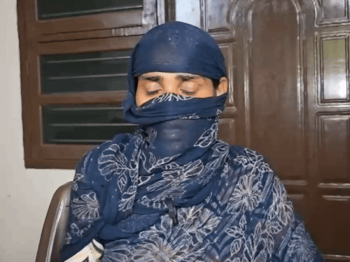 बेटी के साथ हुए जुल्म के बारे जानकारी देती नाबालिग की मां।