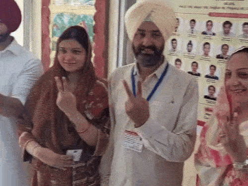 SAD उम्मीदवार वकील परउपकार सिंह घुम्मन परिवार के साथ पहुंचे वोट डालने।