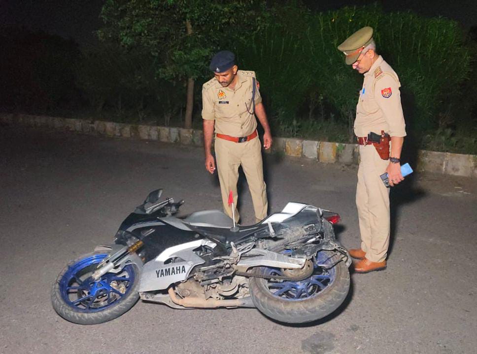 बदमाशों के पास से बरामद बाइक की जांच करते एसीपी कवि नगर भास्कर वर्मा और इंस्पेक्टर योगेंद्र मलिक।