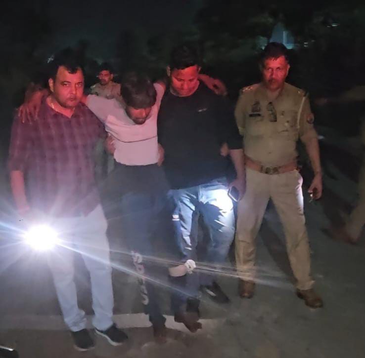 पैर में गोली लगने से घायल तीसरा बदमाश।