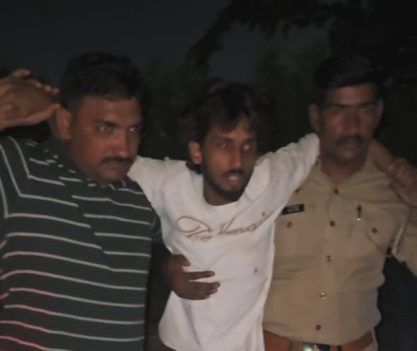 पैर में गोली लगने से घायल दूसरा बदमाश।