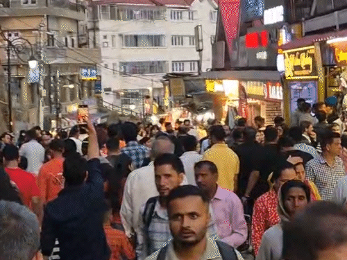 शिमला के मॉल रोड पर उमड़ी टूरिस्ट की भीड़।