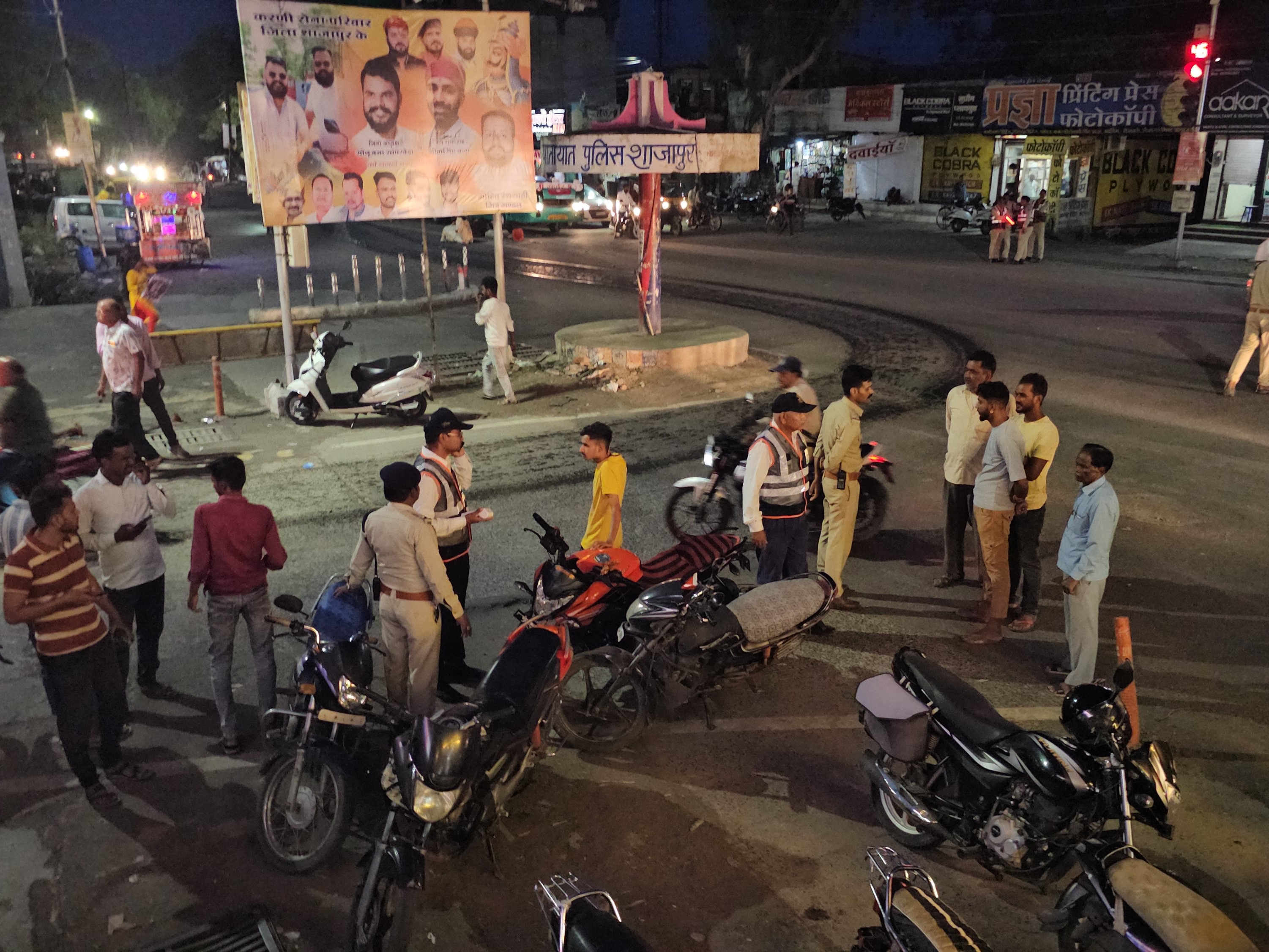 पुलिस ने चेकिंग के लिए दो पहिया वाहनों को रोका।